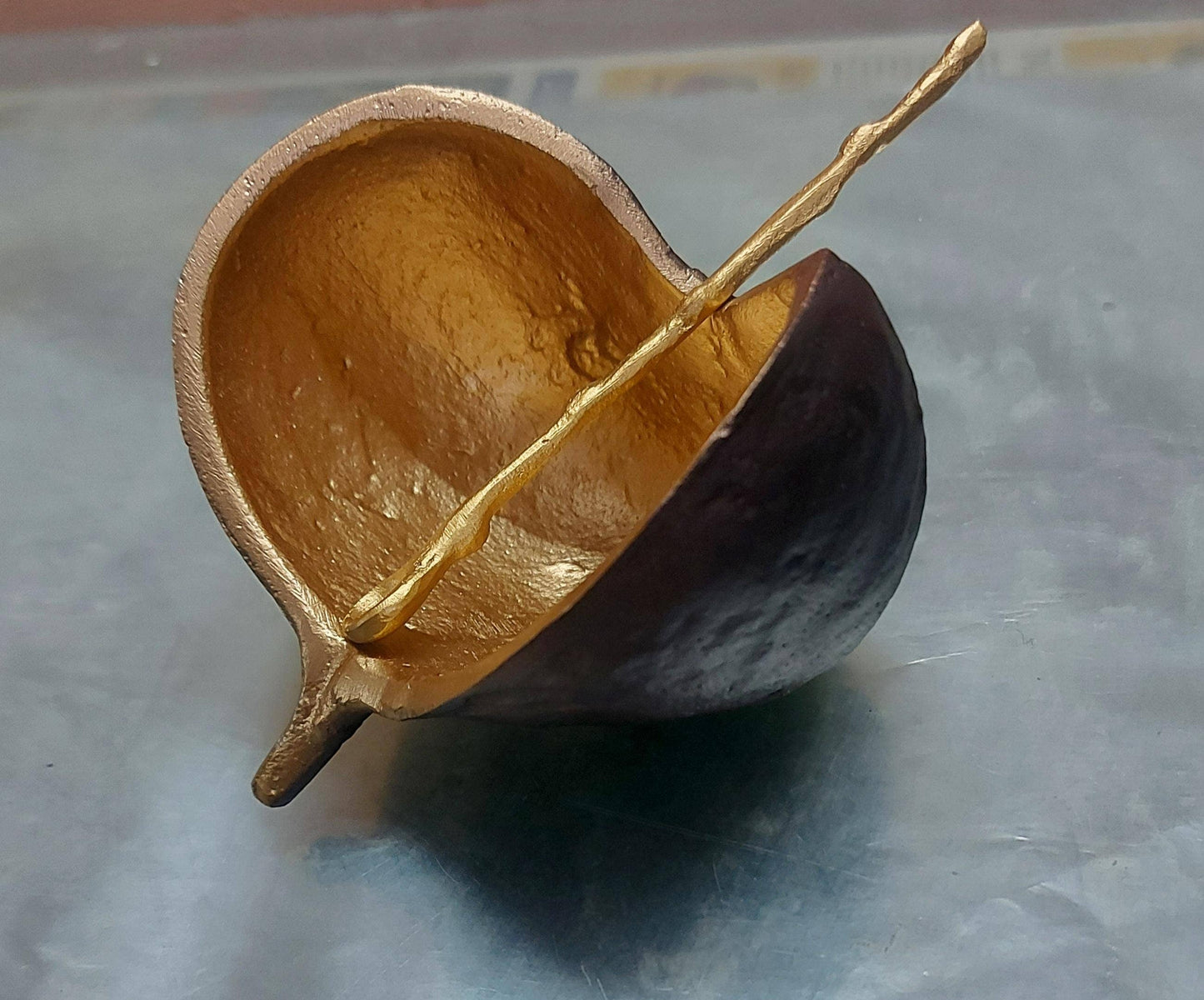 POD BOWL WITH ONE 4" GOLD SPOON